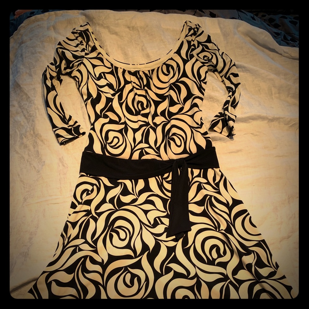 A line black and white print dress.
